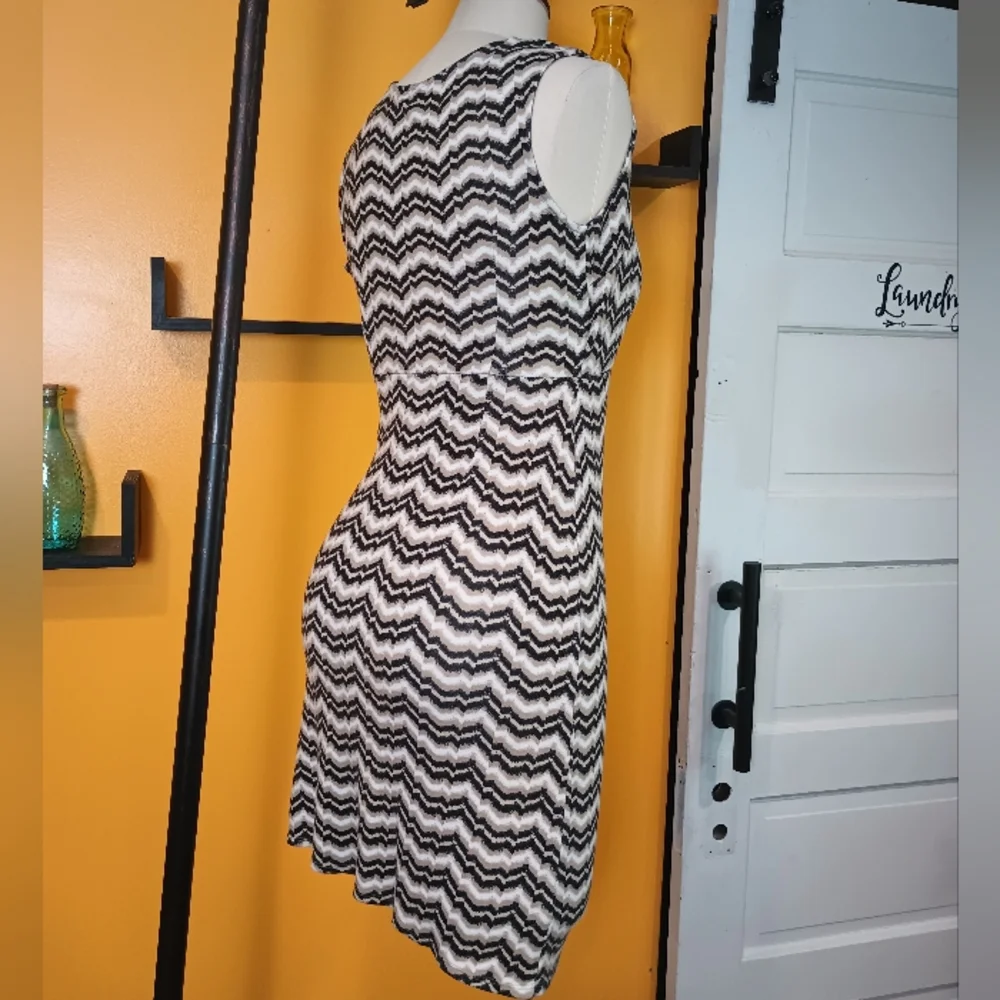 Ann Taylor Loft Petite White and Tan Black Striped Sleeveless Dress Size 0P - Picture 4 of 9